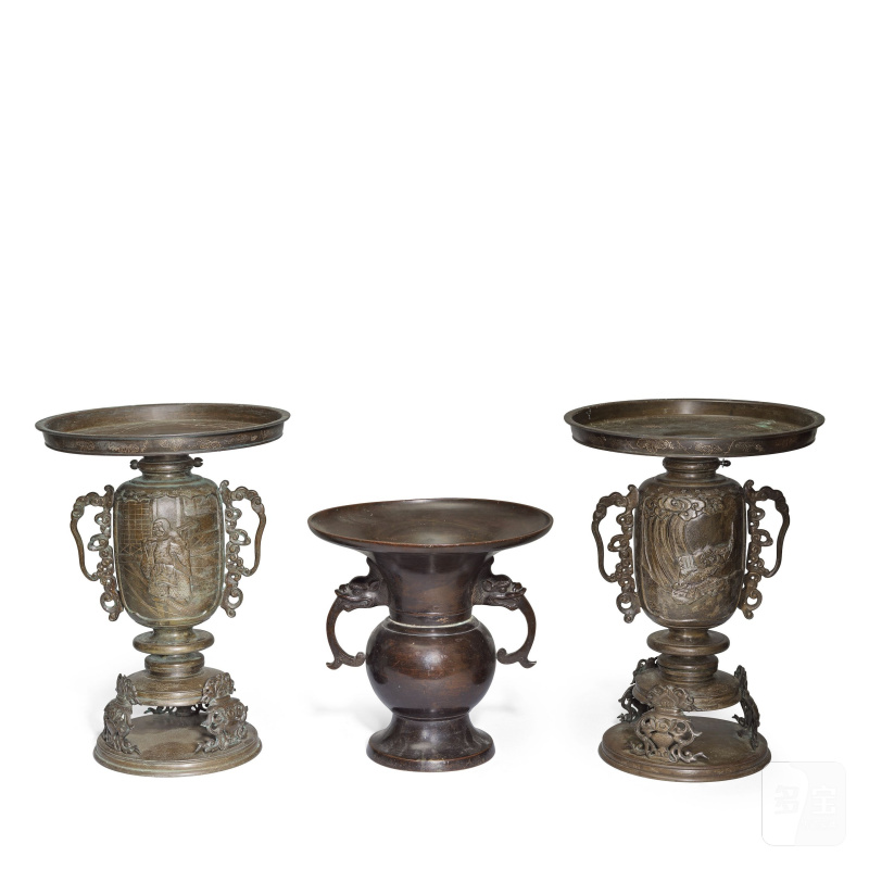 江戶/明治時代 銅嵌銀薄端一對及瓶一件 | A PAIR OF SILVER-INLAID BRONZE USUBATA AND A BRONZE FLOWER VASE - 图2